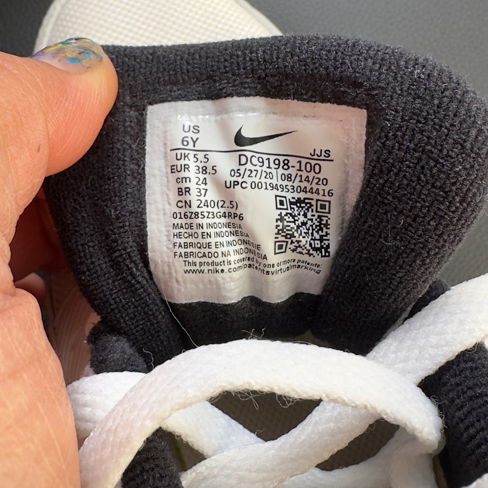 Nike kids Black and White Air Max Sneakers - Picture 4 of 4